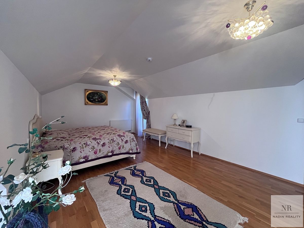 Prodej rodinného domu 362 m², pozemek 770 m² – fotografie 4