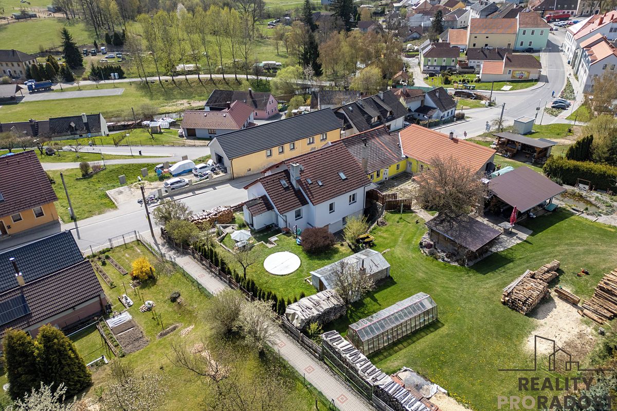Prodej vícegeneračního domu 300 m², pozemek 574 m² – fotografie 2