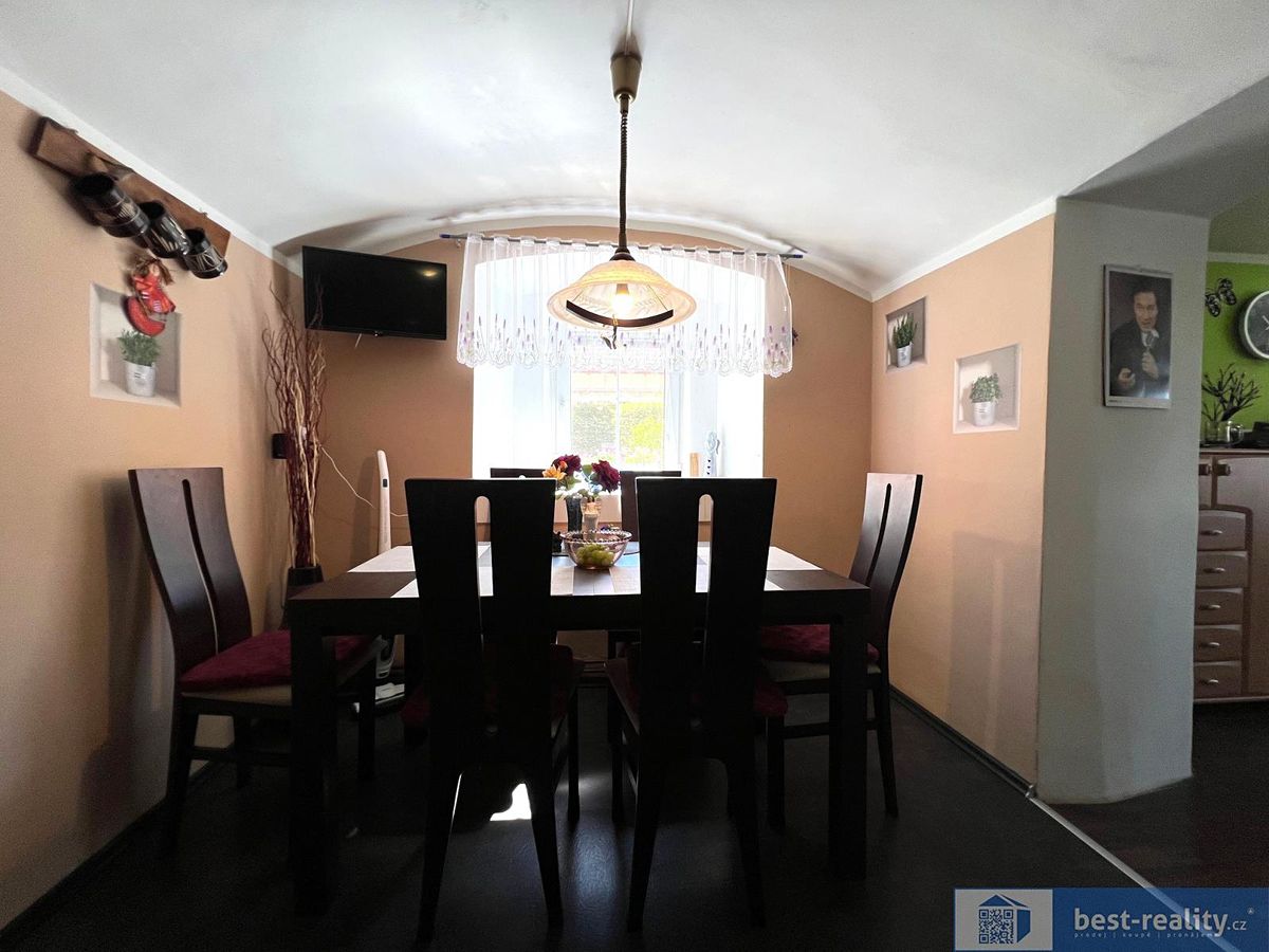 Prodej rodinného domu 270 m², pozemek 1072 m² – fotografie 5