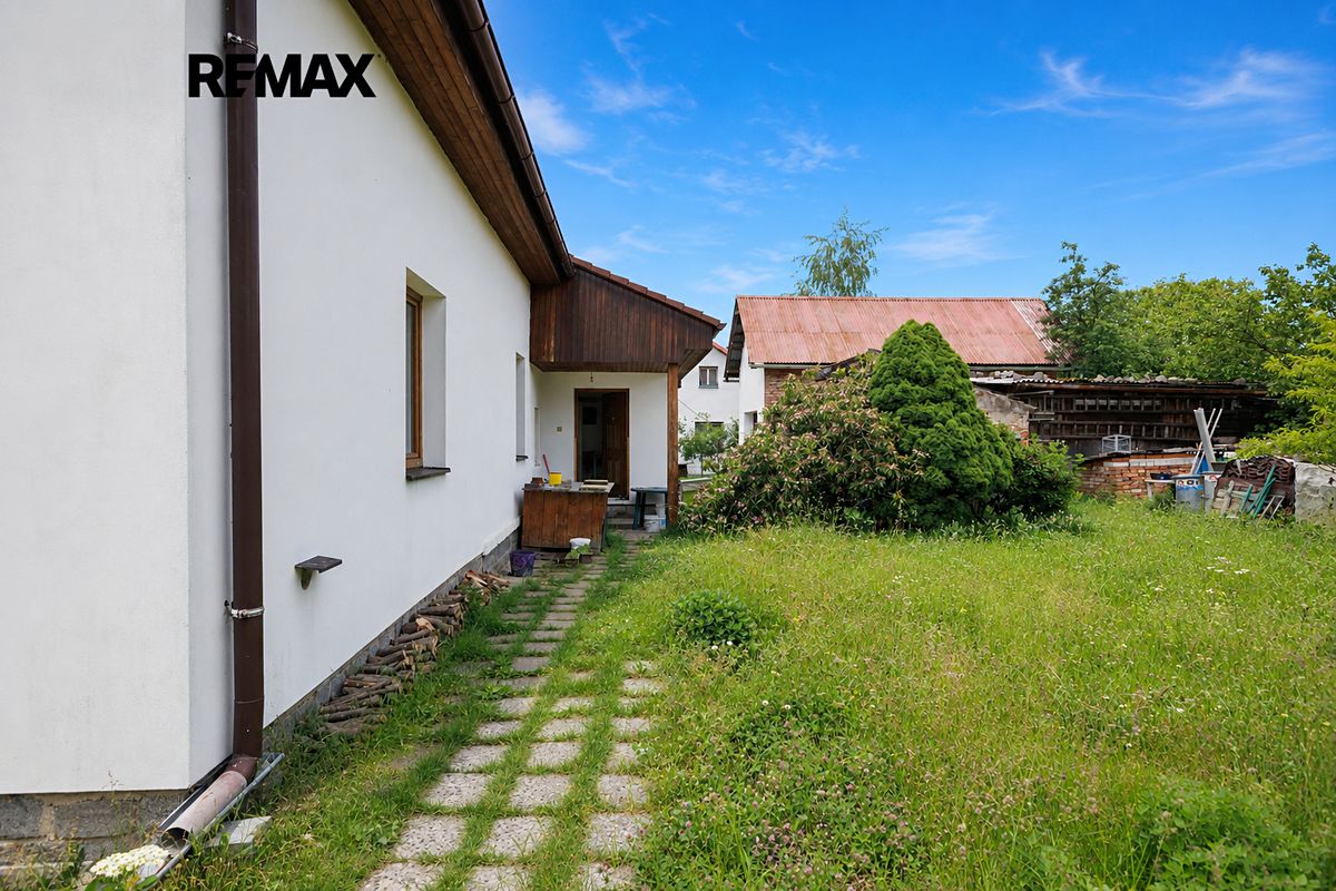 Prodej rodinného domu 323 m², pozemek 1117 m² – fotografie 2