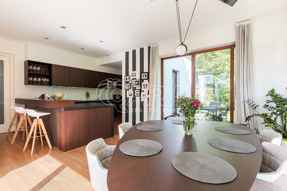 Prodej rodinného domu 285 m², pozemek 848 m² – fotografie 4