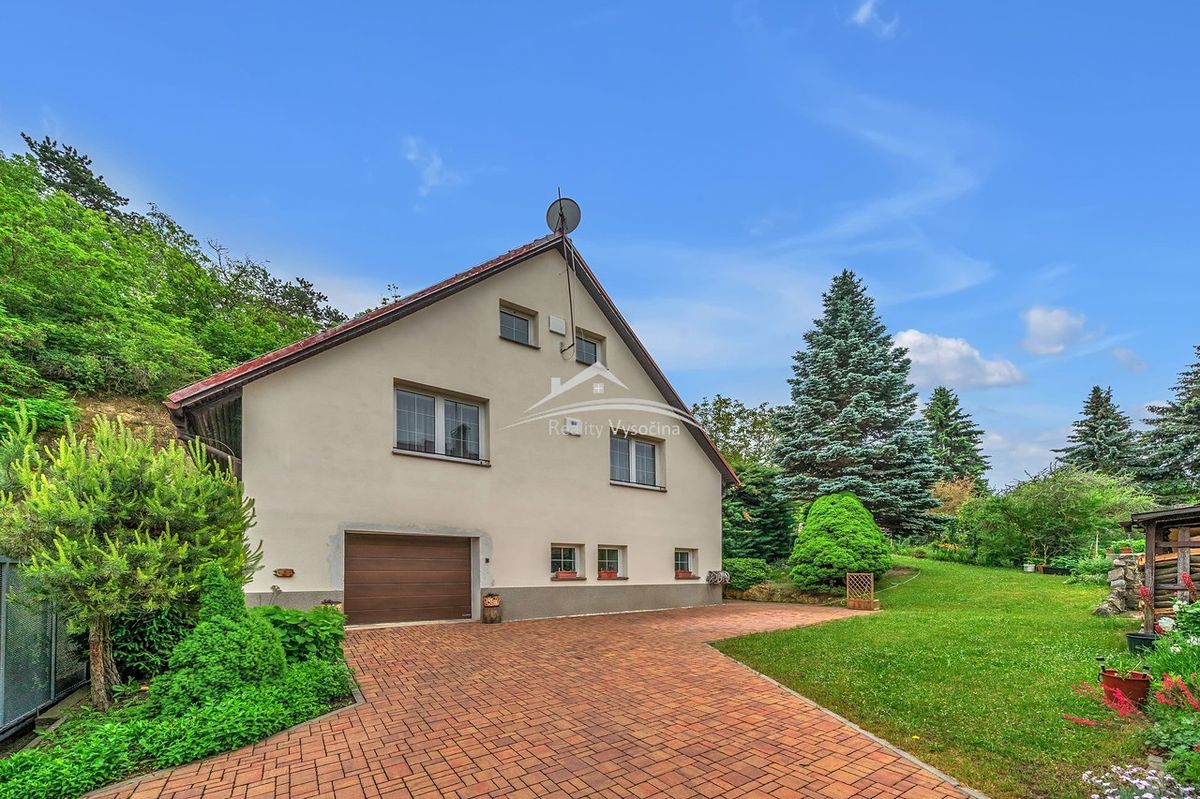 Prodej rodinného domu 330 m², pozemek 589 m²