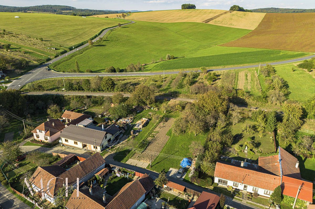 Prodej stavebního pozemku 768 m² – fotografie 3