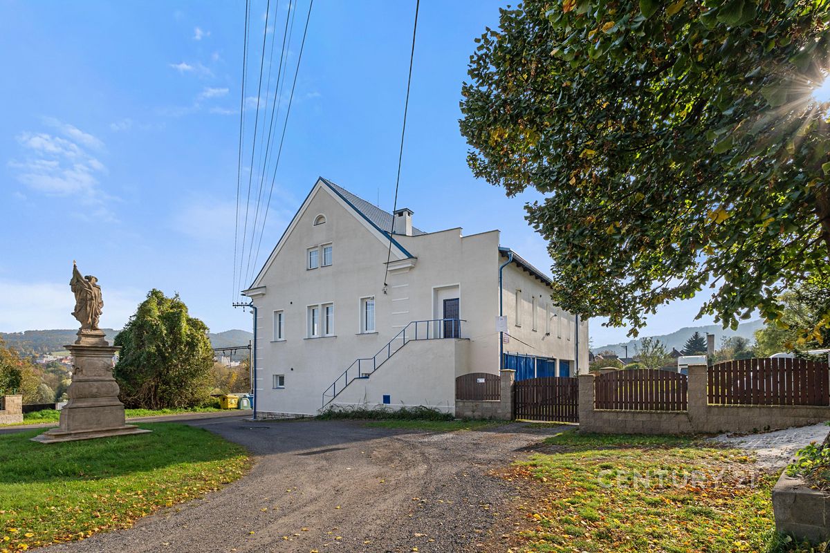 Prodej rodinného domu 900 m², pozemek 2785 m²