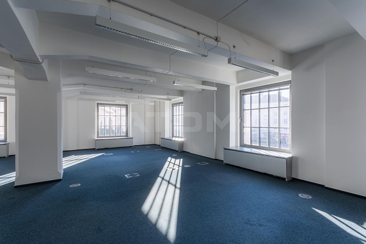 Pronájem kanceláře 653 m² – fotografie 5