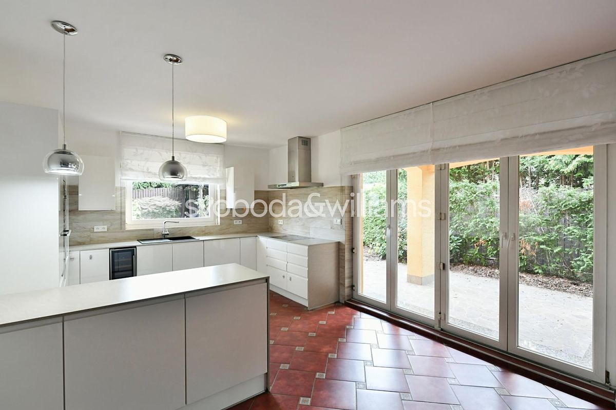 Prodej rodinného domu 289 m², pozemek 606 m² – fotografie 2