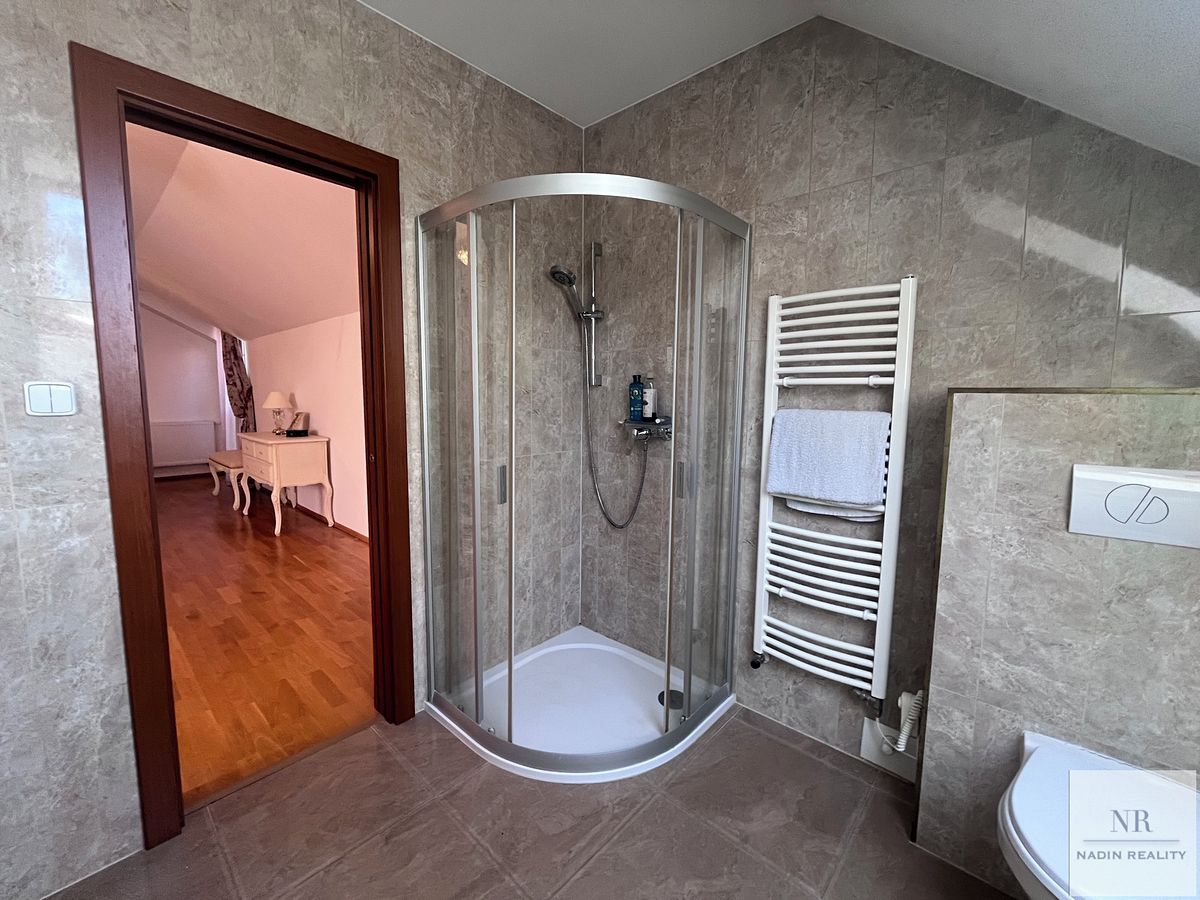Prodej rodinného domu 362 m², pozemek 770 m² – fotografie 2