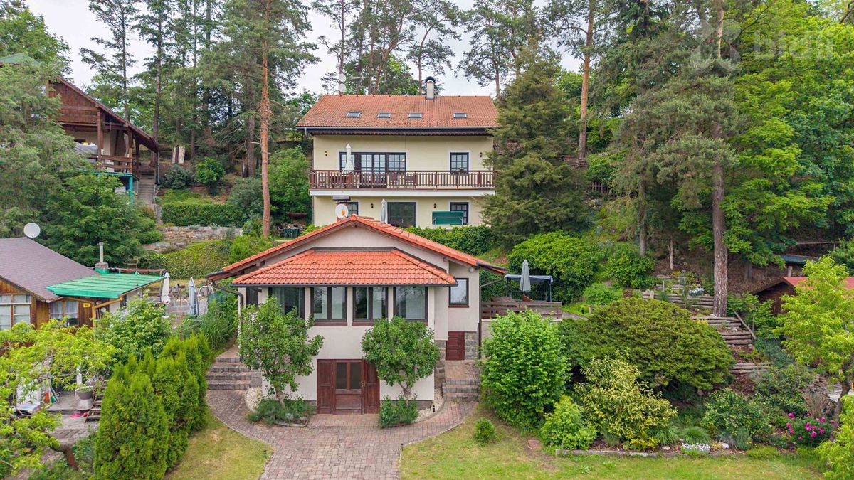 Prodej rodinného domu 319 m², pozemek 1961 m²