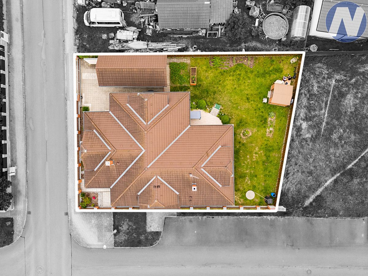Prodej rodinného domu 277 m², pozemek 678 m² – fotografie 2