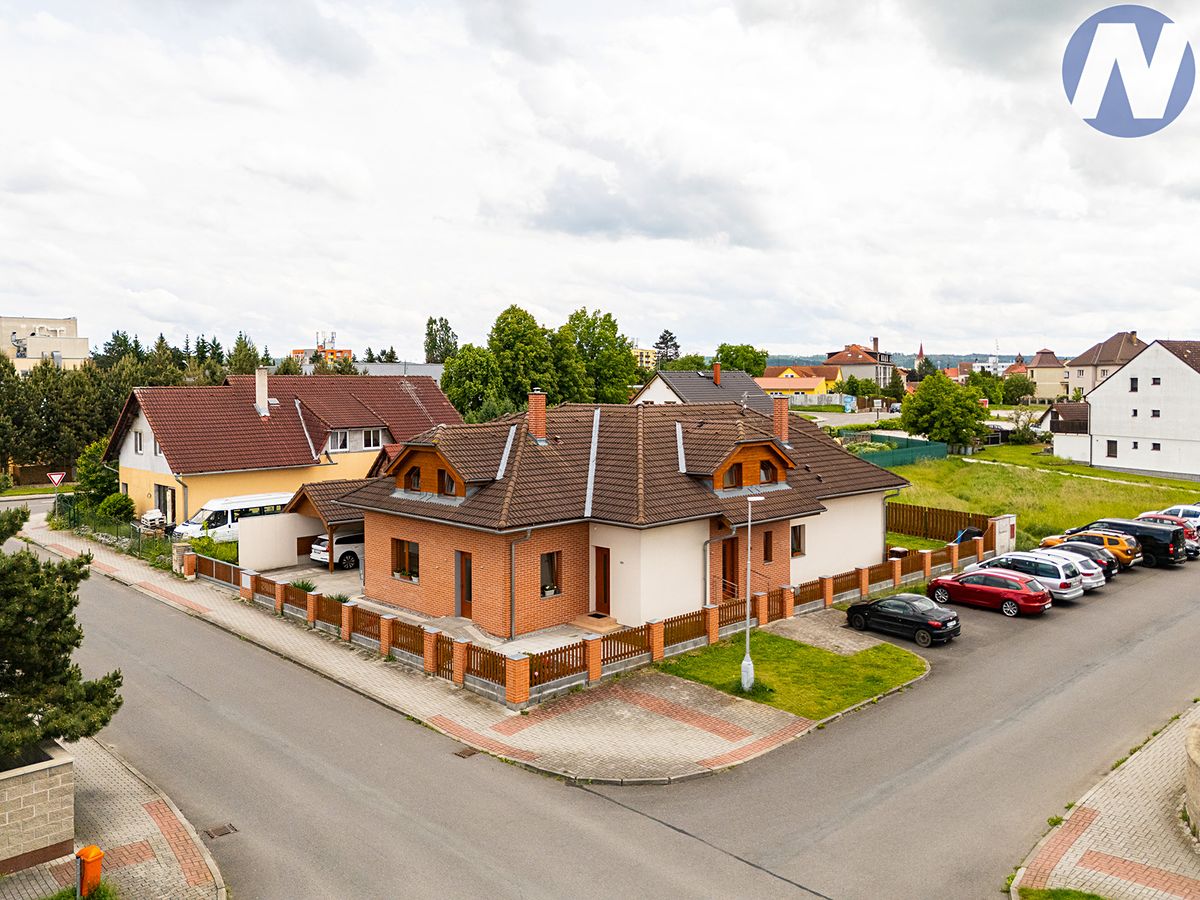 Prodej rodinného domu 277 m², pozemek 678 m² – fotografie 3