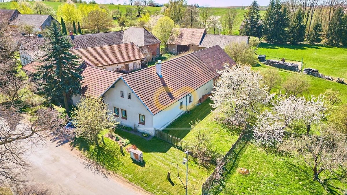 Prodej rodinného domu 320 m², pozemek 2710 m²