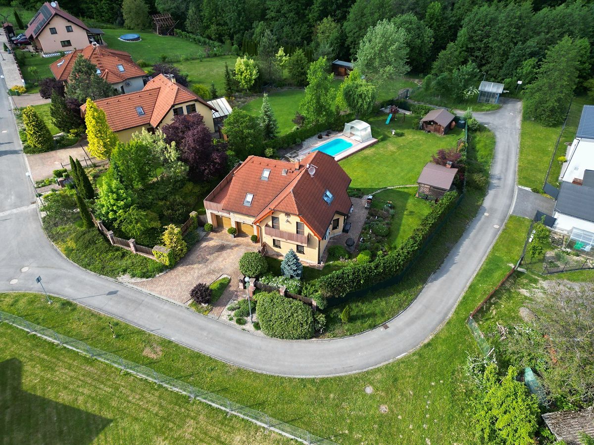 Prodej rodinného domu 250 m², pozemek 1350 m² – fotografie 2