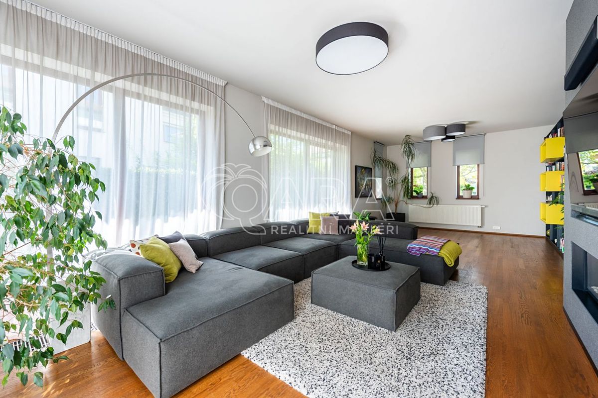 Prodej rodinného domu 285 m², pozemek 848 m² – fotografie 2