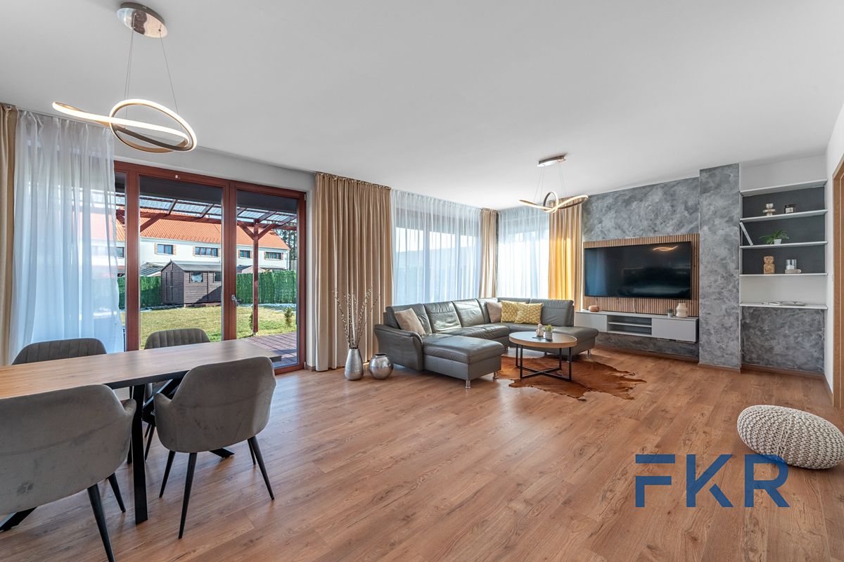 Prodej rodinného domu 143 m², pozemek 389 m² – fotografie 2