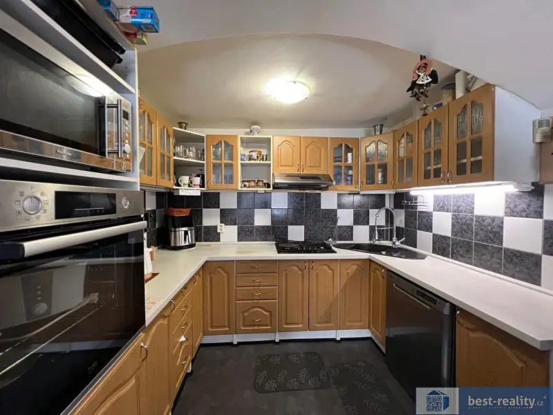 Prodej rodinného domu 270 m², pozemek 1072 m², Černuc – náhled fotky 3