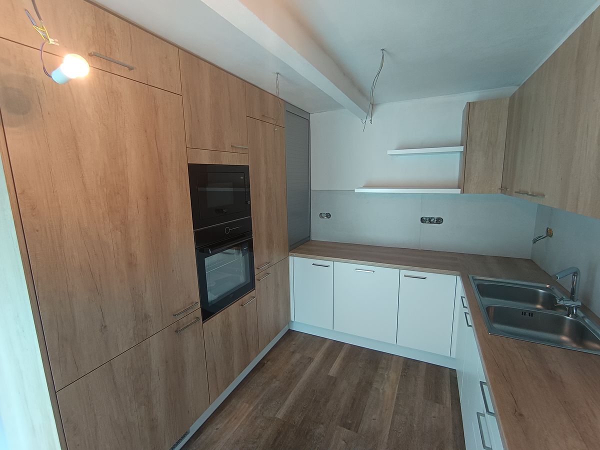 Prodej rodinného domu 240 m², pozemek 968 m² – fotografie 2