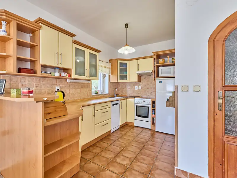 Prodej rodinného domu 158 m², pozemek 1747 m², Vestec – náhled fotky 2