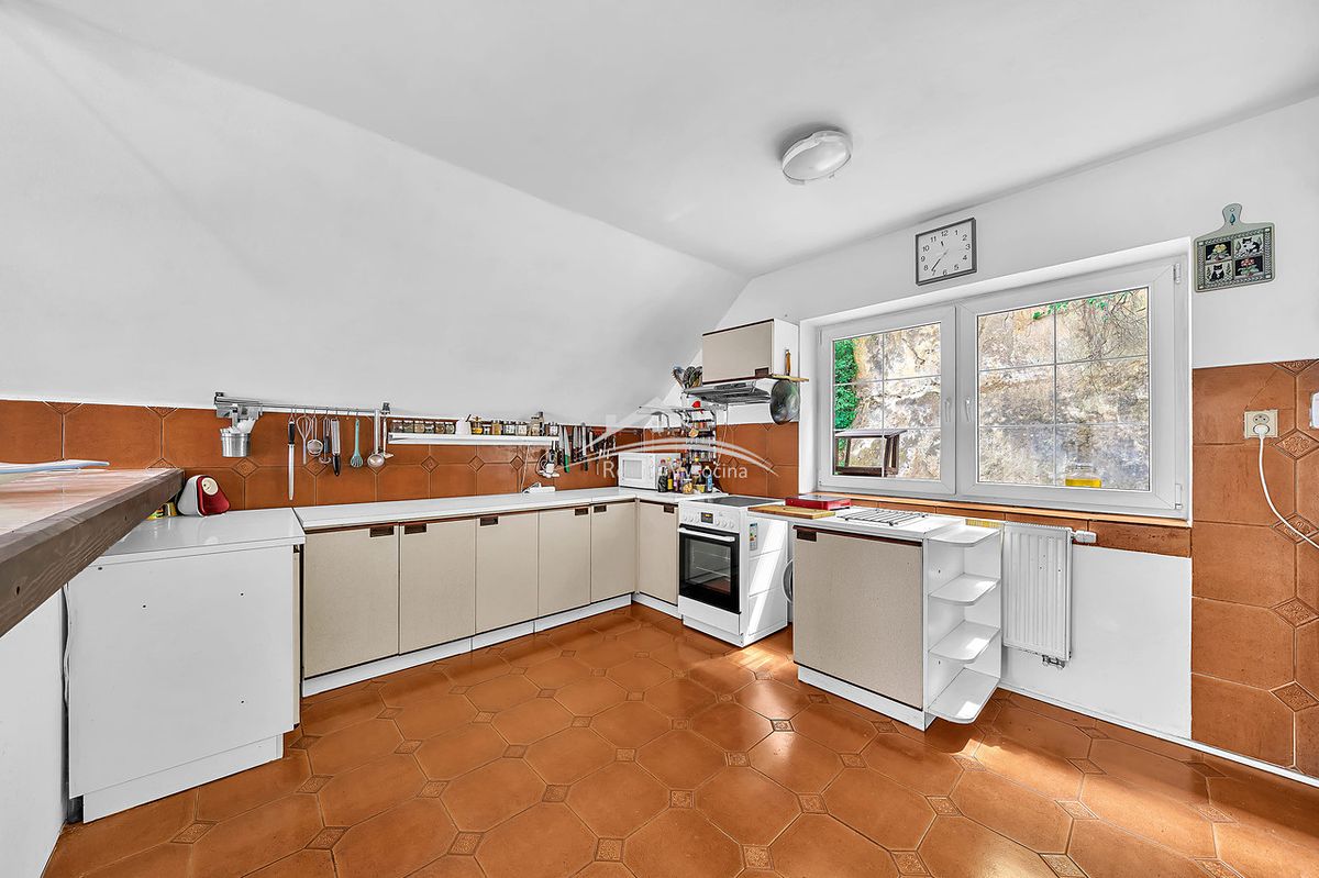 Prodej rodinného domu 330 m², pozemek 589 m² – fotografie 3
