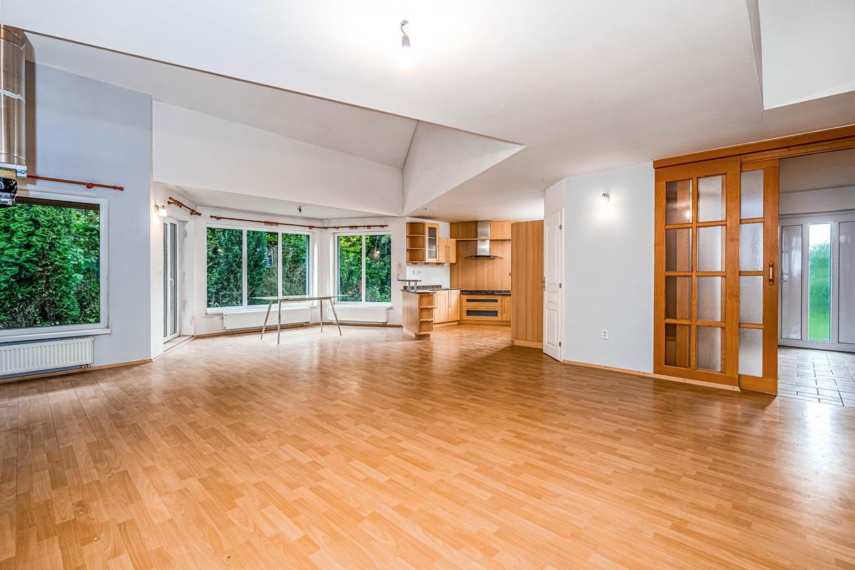 Prodej rodinného domu 244 m², pozemek 1000 m² – fotografie 3