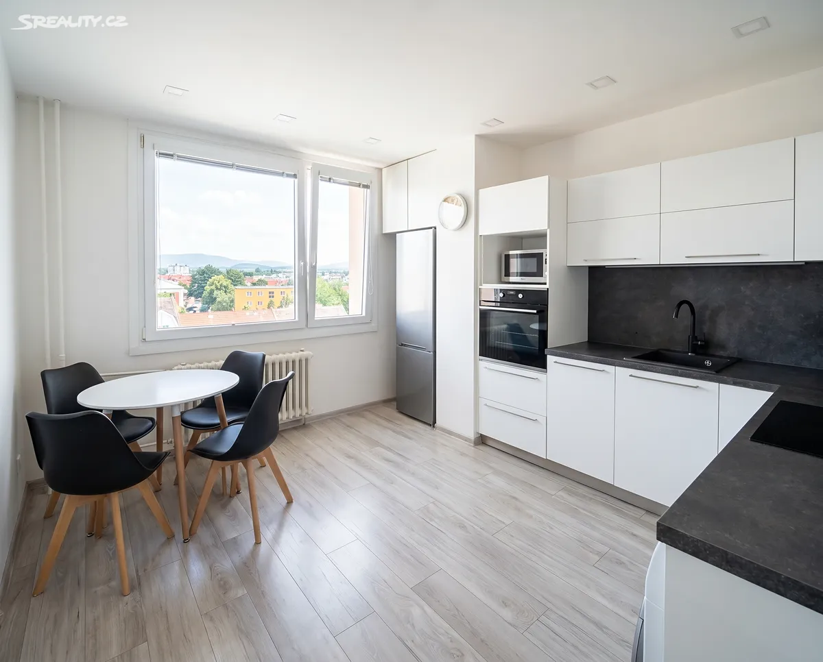 Pronájem bytu 1+1 37 m² – pohled 2
