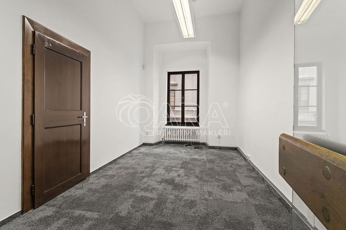 Pronájem kanceláře 371 m² – fotografie 5