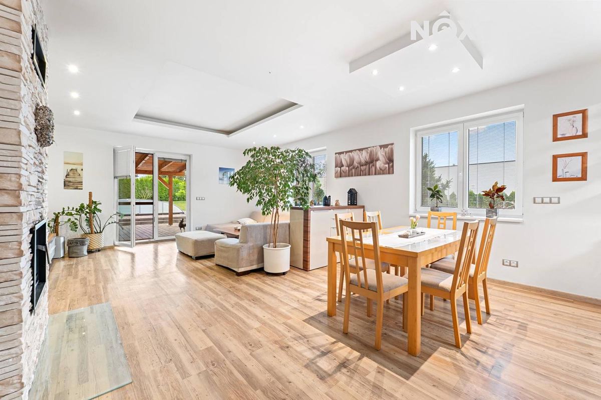 Prodej rodinného domu 240 m², pozemek 1335 m² – fotografie 3