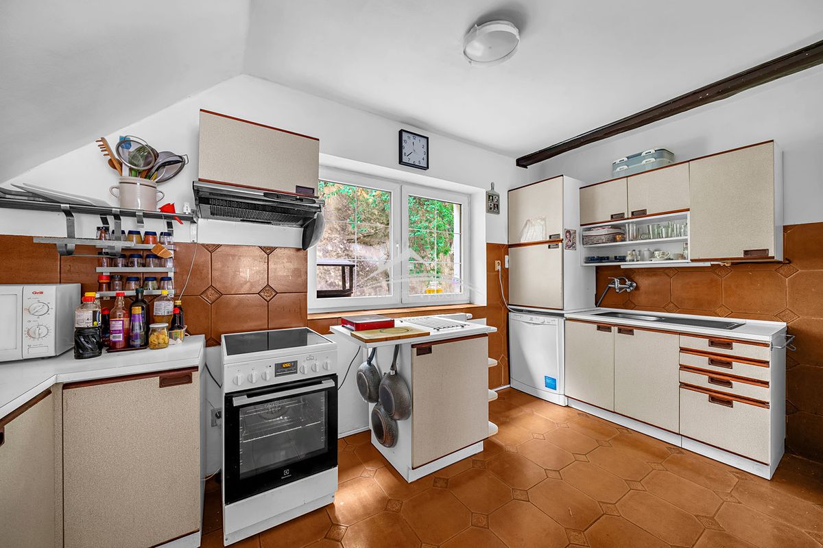 Prodej rodinného domu 330 m², pozemek 589 m² – fotografie 2