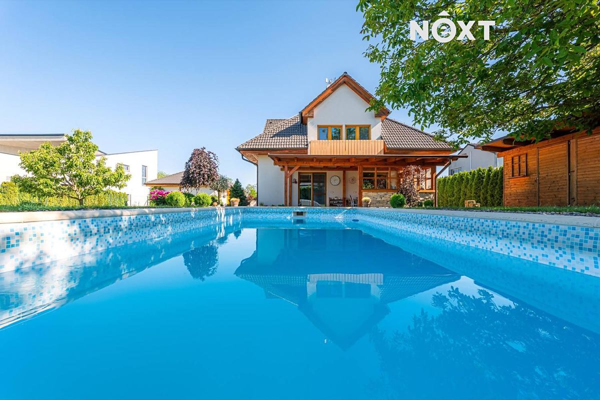 Prodej rodinného domu 240 m², pozemek 1335 m² – fotografie 2