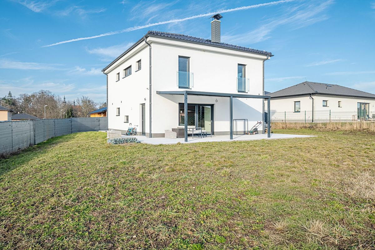 Prodej rodinného domu 178 m², pozemek 972 m² – fotografie 2