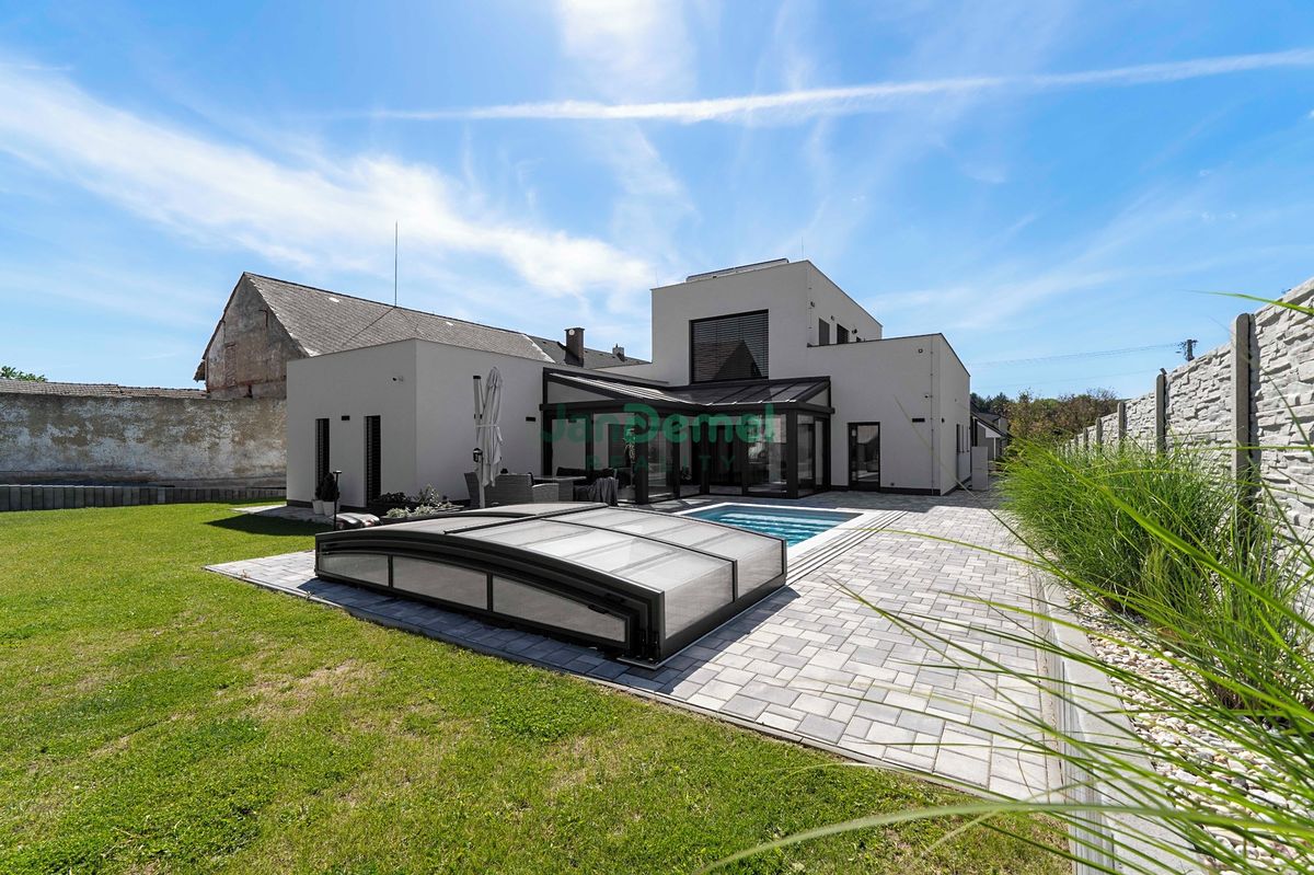 Prodej rodinného domu 199 m², pozemek 1598 m² – fotografie 3