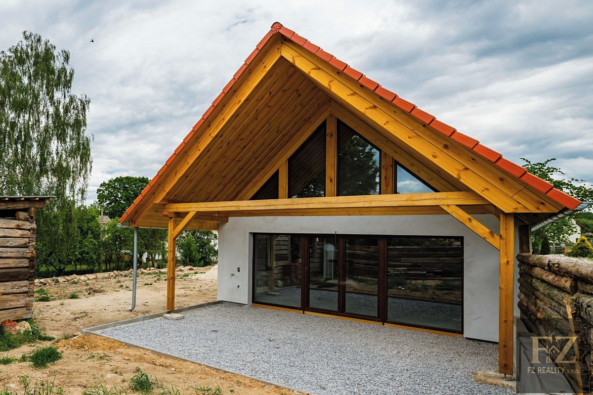 Prodej rodinného domu 220 m², pozemek 1555 m²