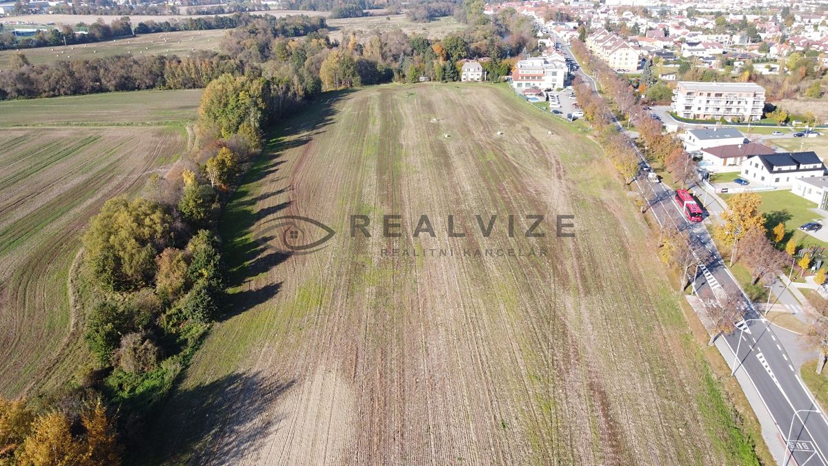 Prodej stavebního pozemku 18763 m² – fotografie 2