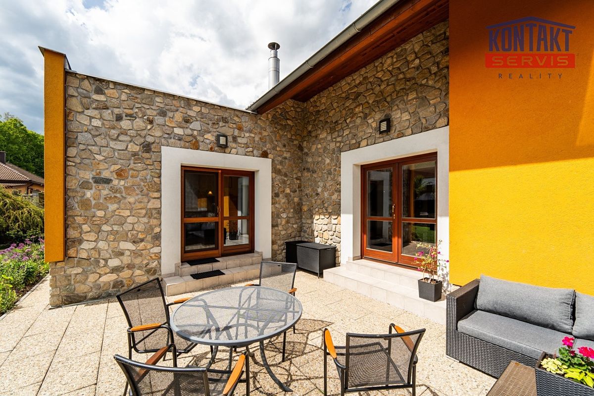 Prodej rodinného domu 261 m², pozemek 886 m² – fotografie 5