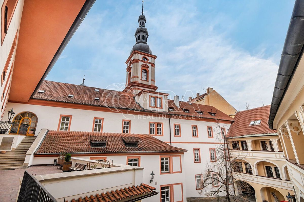 Pronájem kanceláře 371 m²