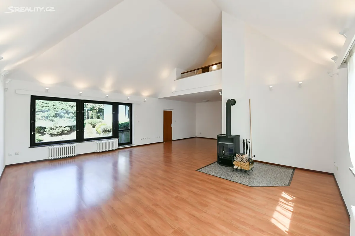 Pronájem rodinného domu 417 m², pozemek 1100 m², Praha