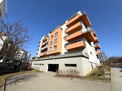 Pronájem garážového stání 12 m²