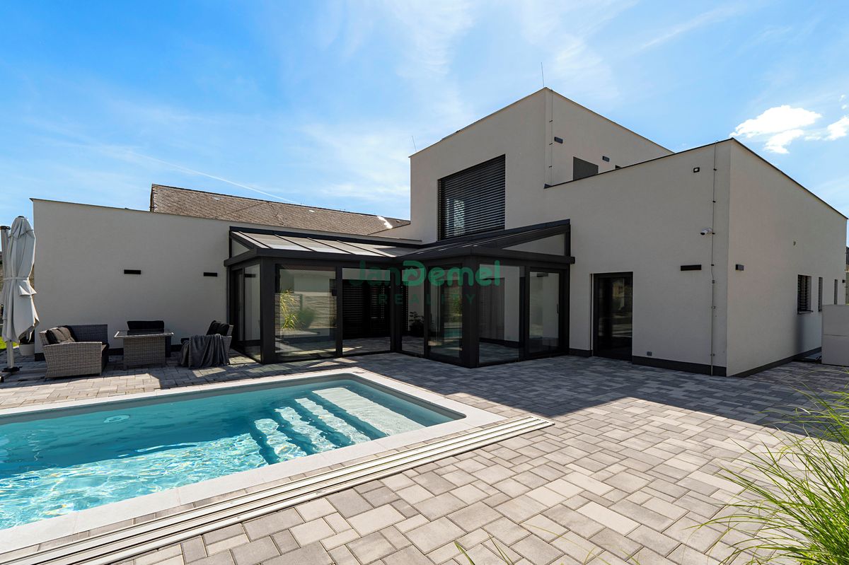 Prodej rodinného domu 199 m², pozemek 1598 m²