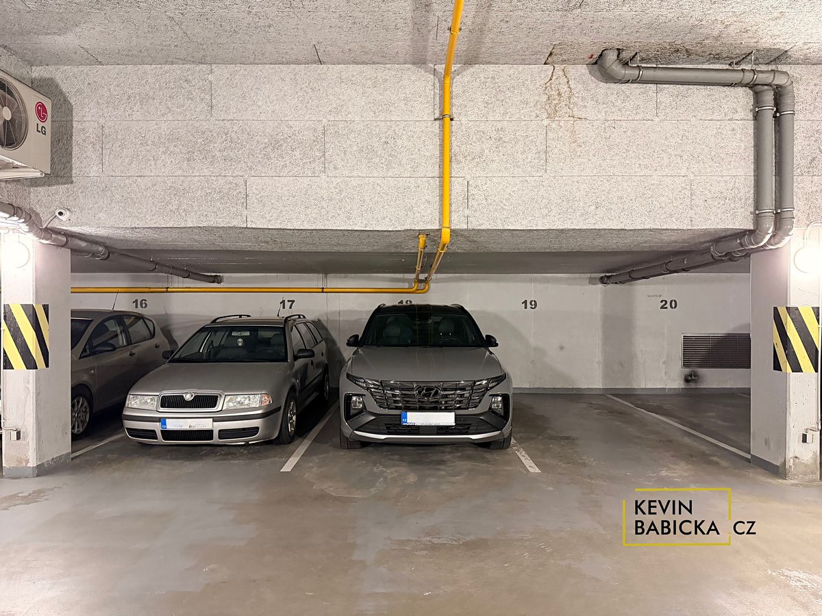 Pronájem garážového stání 13 m² – fotografie 2