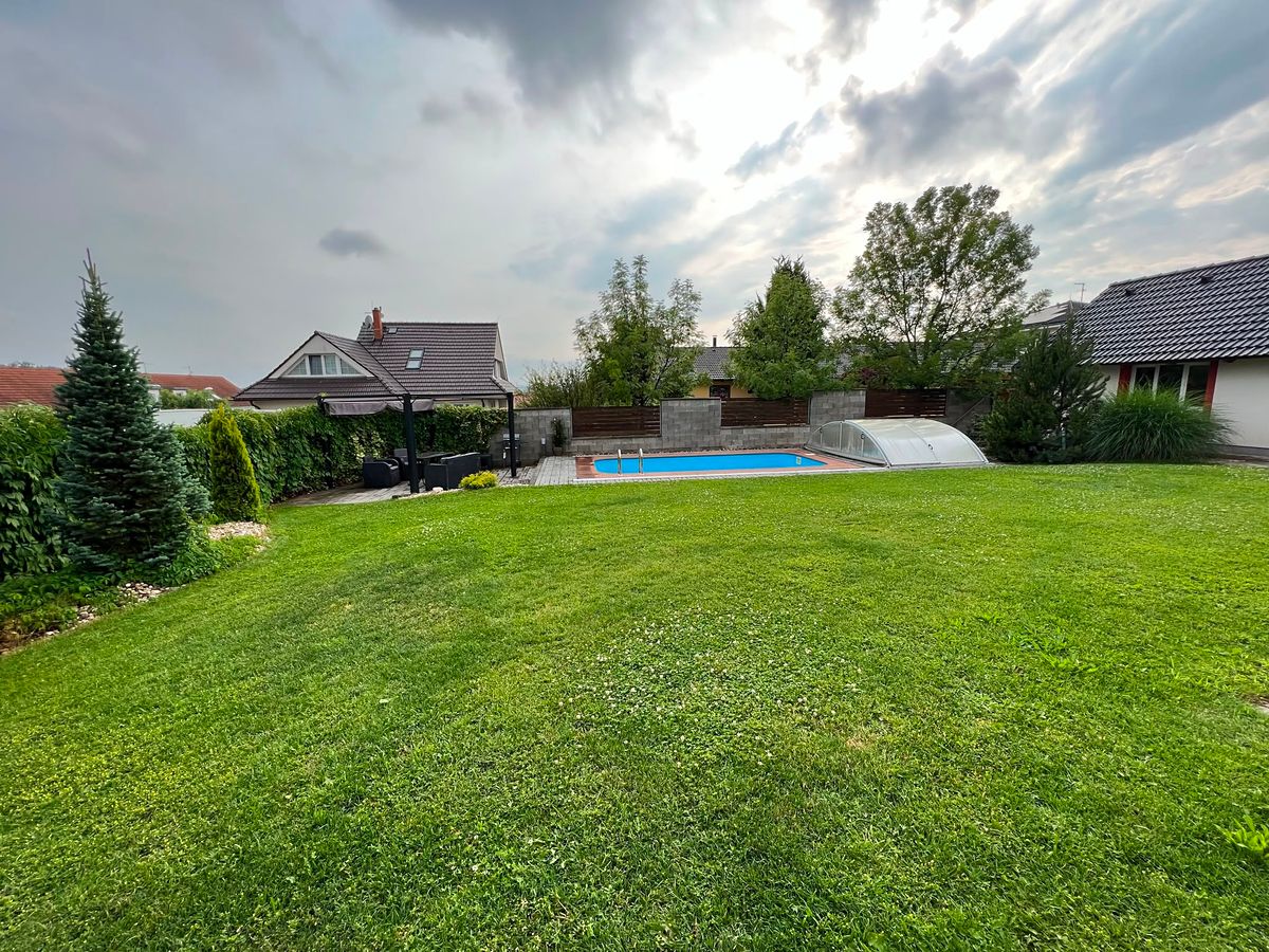 Prodej rodinného domu 230 m², pozemek 998 m² – fotografie 2