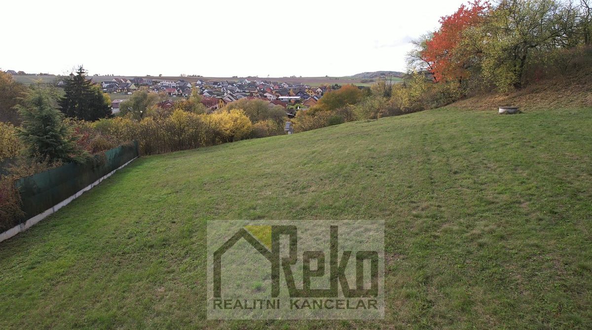 Prodej stavebního pozemku 1689 m², Králův Dvůr – fotka 1 z 3
