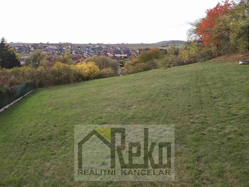 Prodej stavebního pozemku 1689 m², Králův Dvůr – náhled fotky 1