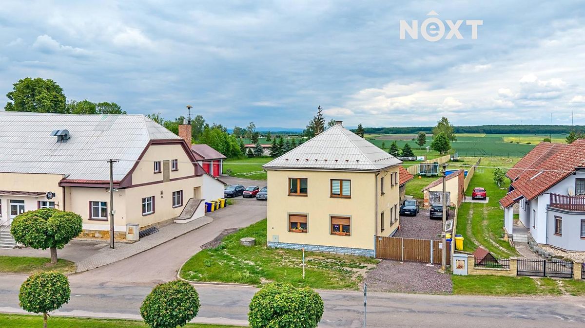 Prodej rodinného domu 212 m², pozemek 1302 m² – fotografie 2