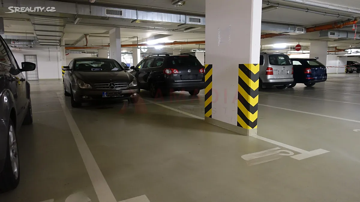 Pronájem garážového stání 12 m², Praha