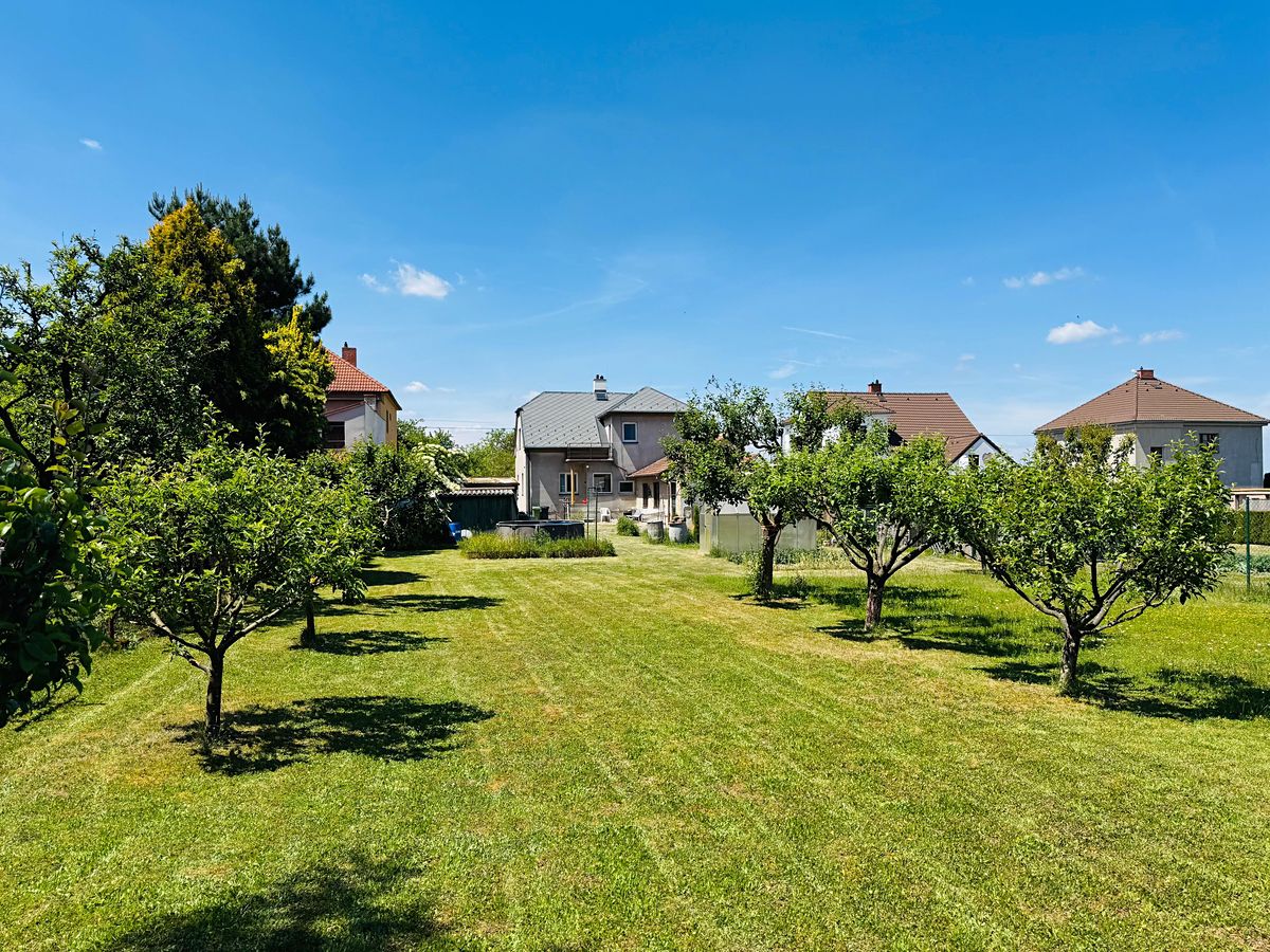 Prodej rodinného domu 240 m², pozemek 1207 m² – fotografie 2