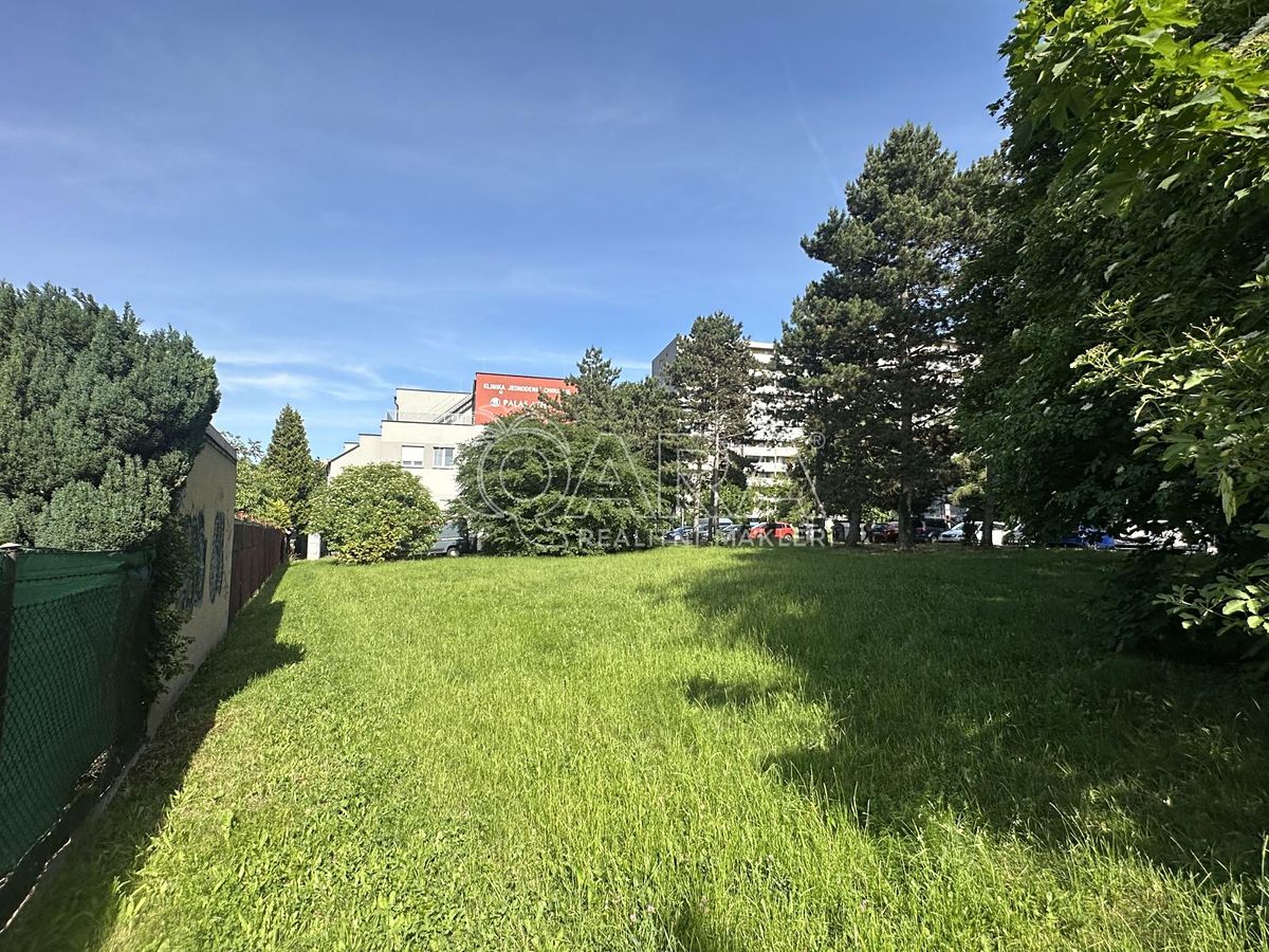 Pronájem komerčního pozemku 1347 m²