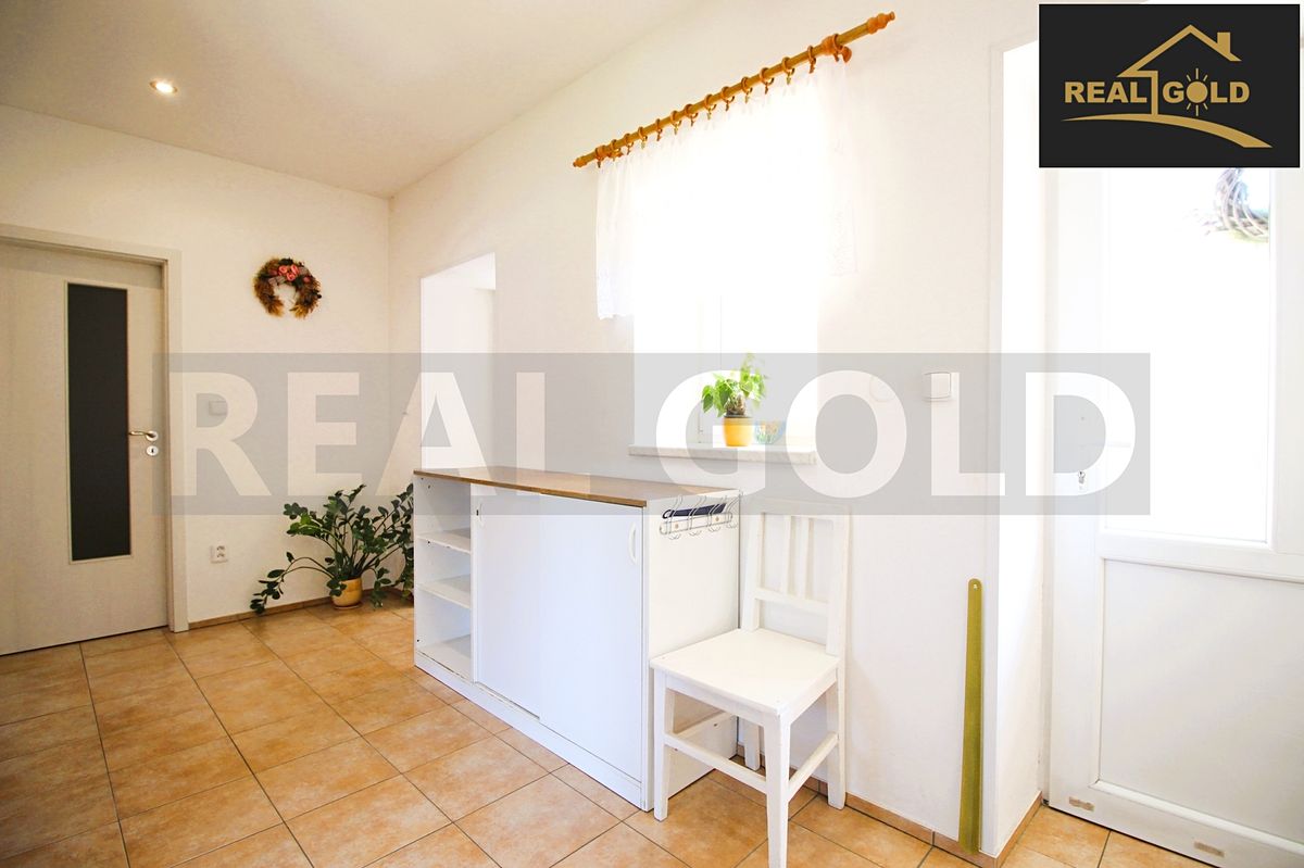 Prodej rodinného domu 200 m², pozemek 900 m² – fotografie 2