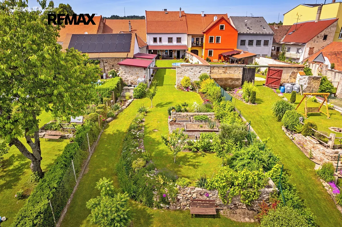 Prodej rodinného domu 267 m², pozemek 1039 m² – pohled 2