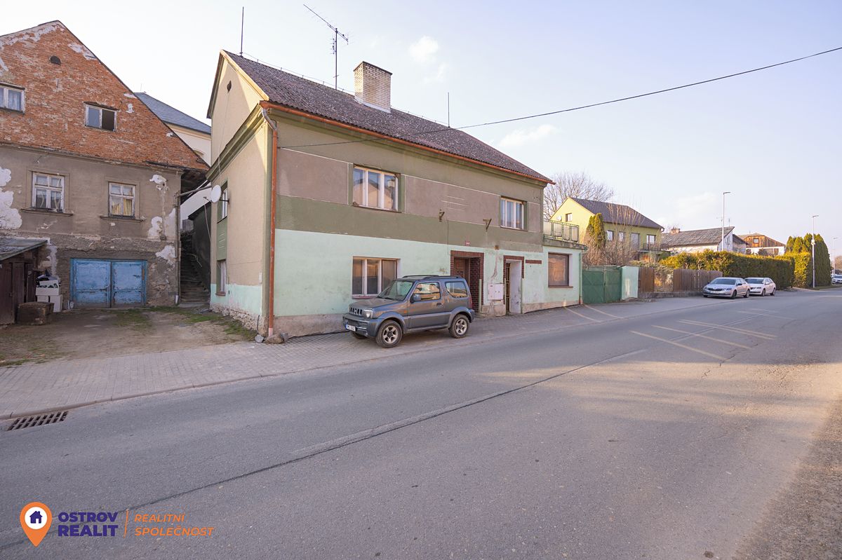 Prodej rodinného domu 250 m², pozemek 648 m² – fotografie 2