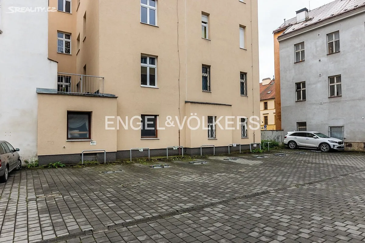 Pronájem garážového stání 9 m², Bezručova