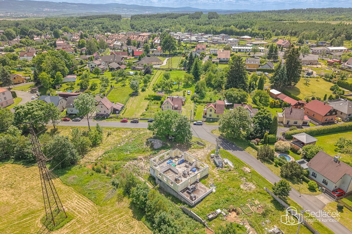 Prodej rodinného domu 300 m², pozemek 1639 m² – fotografie 2